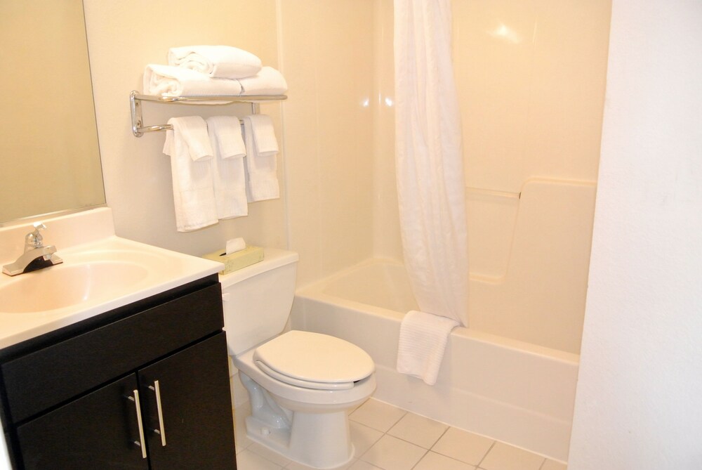 Bathroom, Candlewood Suites Herndon, an IHG Hotel