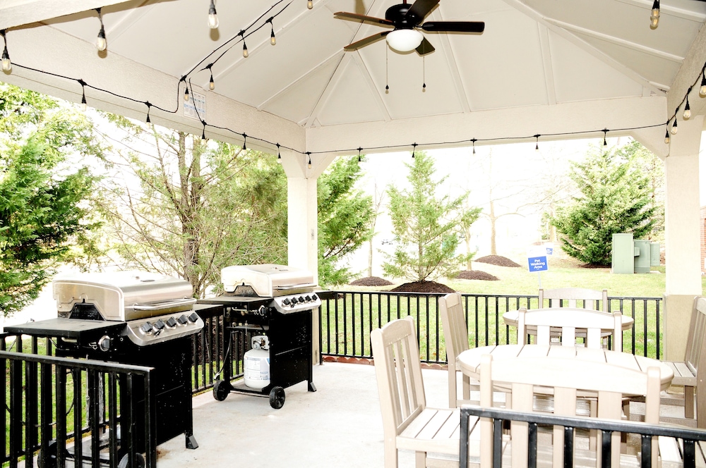 BBQ/picnic area, Candlewood Suites Herndon, an IHG Hotel