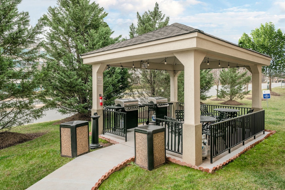 BBQ/picnic area, Candlewood Suites Herndon, an IHG Hotel