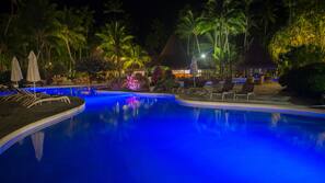 Outdoor pool, pool umbrellas, sun loungers