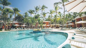 Una piscina al aire libre, sombrillas