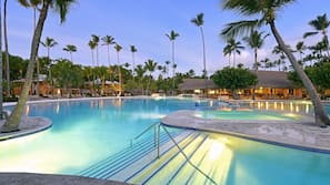 Una piscina al aire libre, sombrillas