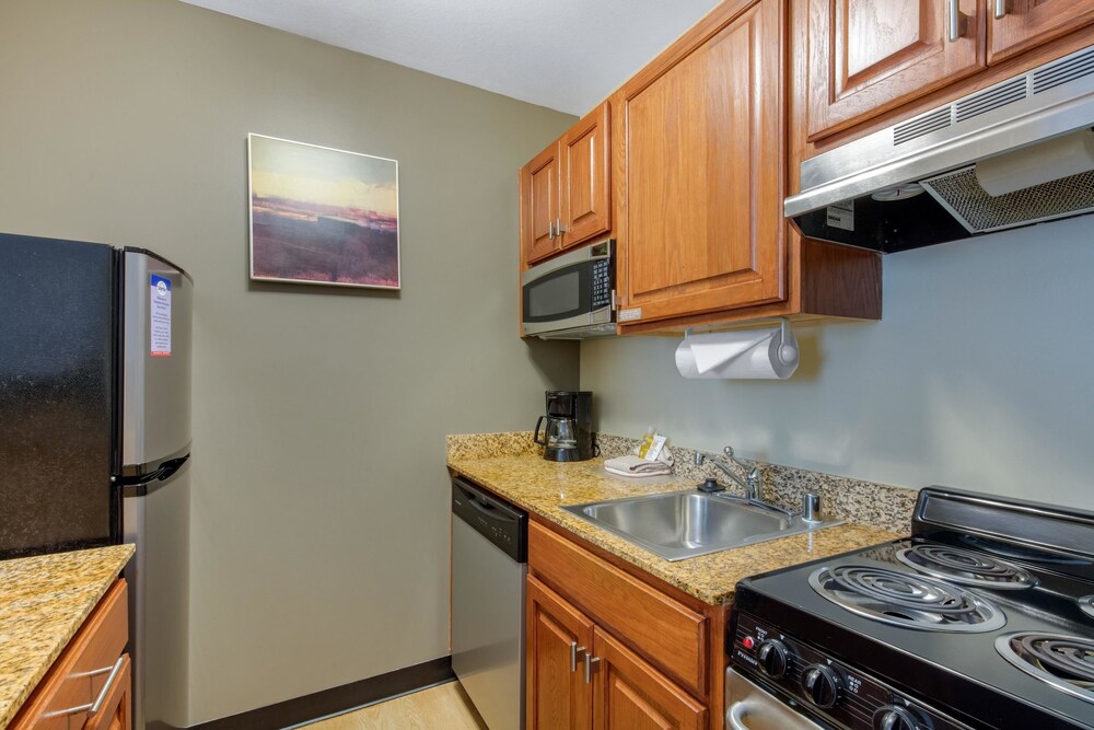 Private kitchen, Suburban Extended Stay Hotel Birmingham Homewood I-65