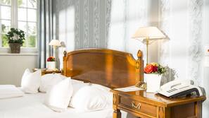 Minibar, Zimmersafe, individuell dekoriert, Schreibtisch