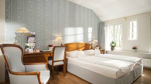 Minibar, Zimmersafe, individuell dekoriert, Schreibtisch