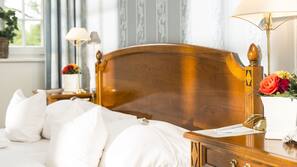 Minibar, Zimmersafe, individuell dekoriert, Schreibtisch