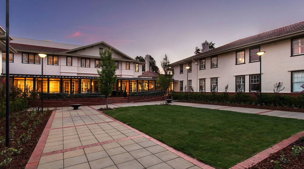 Courtyard, Hotel Kurrajong Canberra