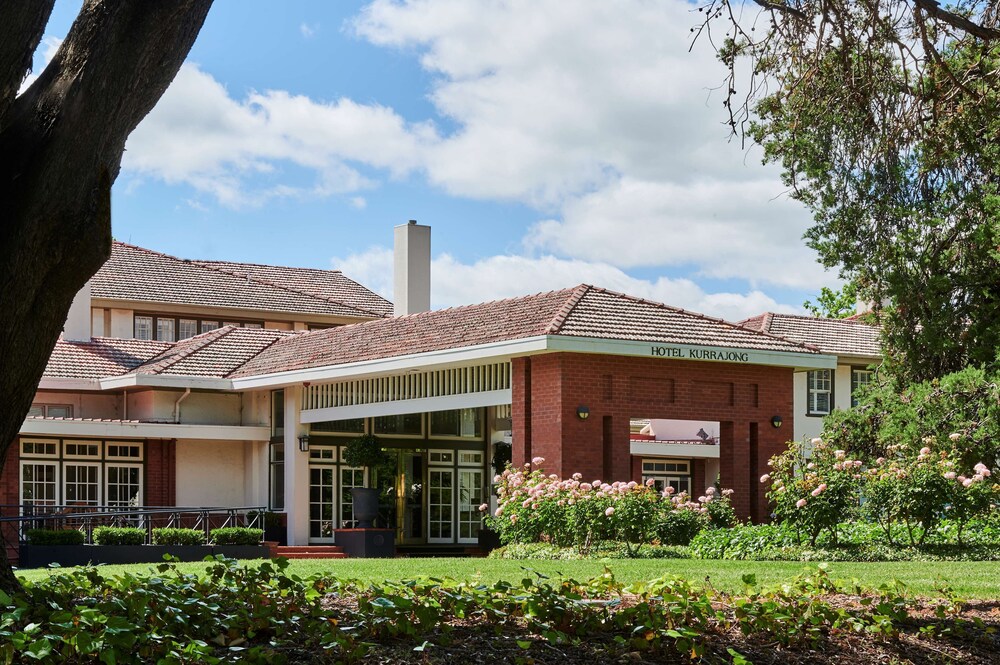 Exterior, Hotel Kurrajong Canberra