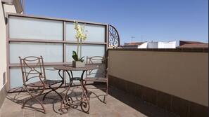 Minibar, caja fuerte, escritorio y cortinas opacas