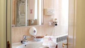 Bañera profunda y secador de pelo