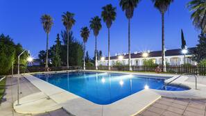 Una piscina al aire libre, sombrillas