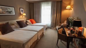 Hochwertige Bettwaren, Minibar, Zimmersafe, Schreibtisch