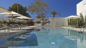 2 piscine all'aperto, cabanas (a pagamento), ombrelloni da piscina