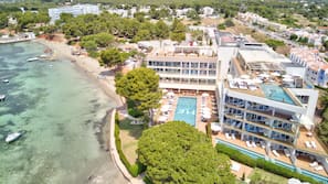 Una spiaggia nelle vicinanze