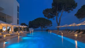 2 piscine all'aperto, cabanas (a pagamento), ombrelloni da piscina