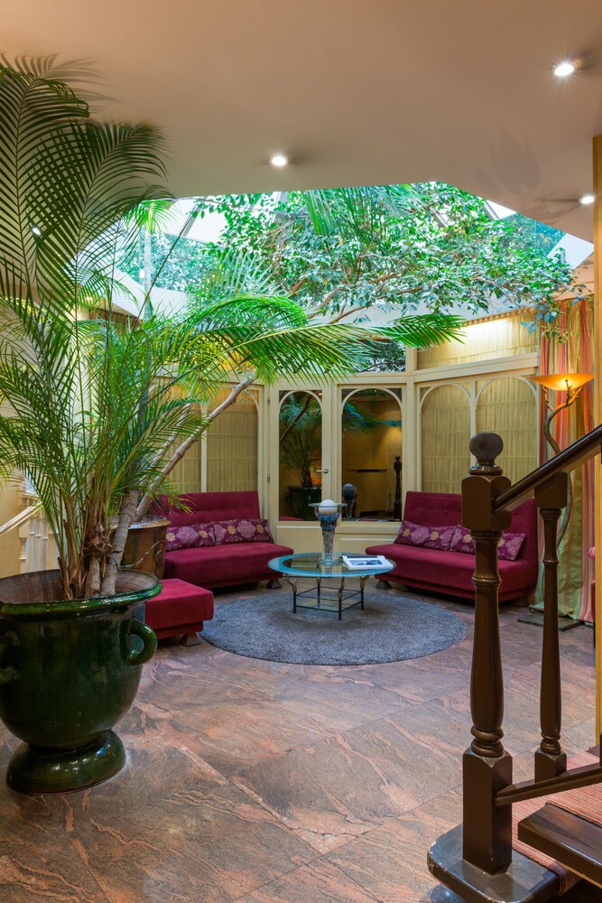 Lobby sitting area, Neuilly Park Hotel