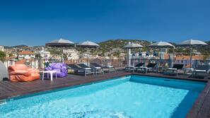 Una piscina al aire libre de temporada, cabañas de piscina gratuitas