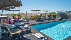 Una piscina al aire libre de temporada, cabañas de piscina gratuitas