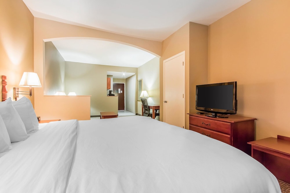 Room, Quality Suites New Iberia