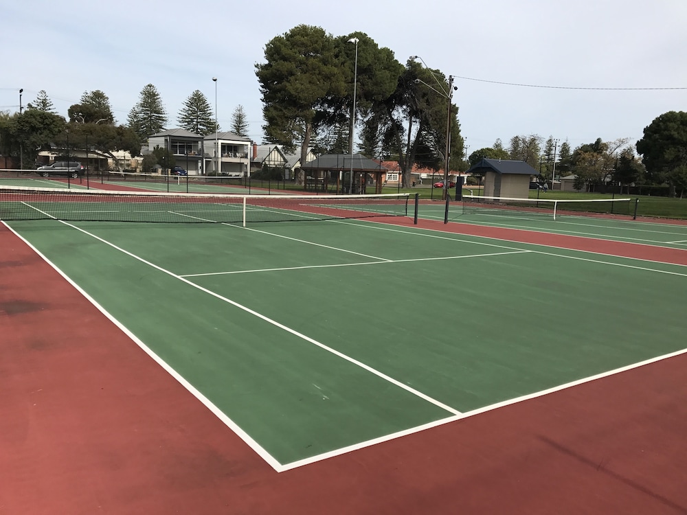 Tennis court, Comfort Inn Glenelg