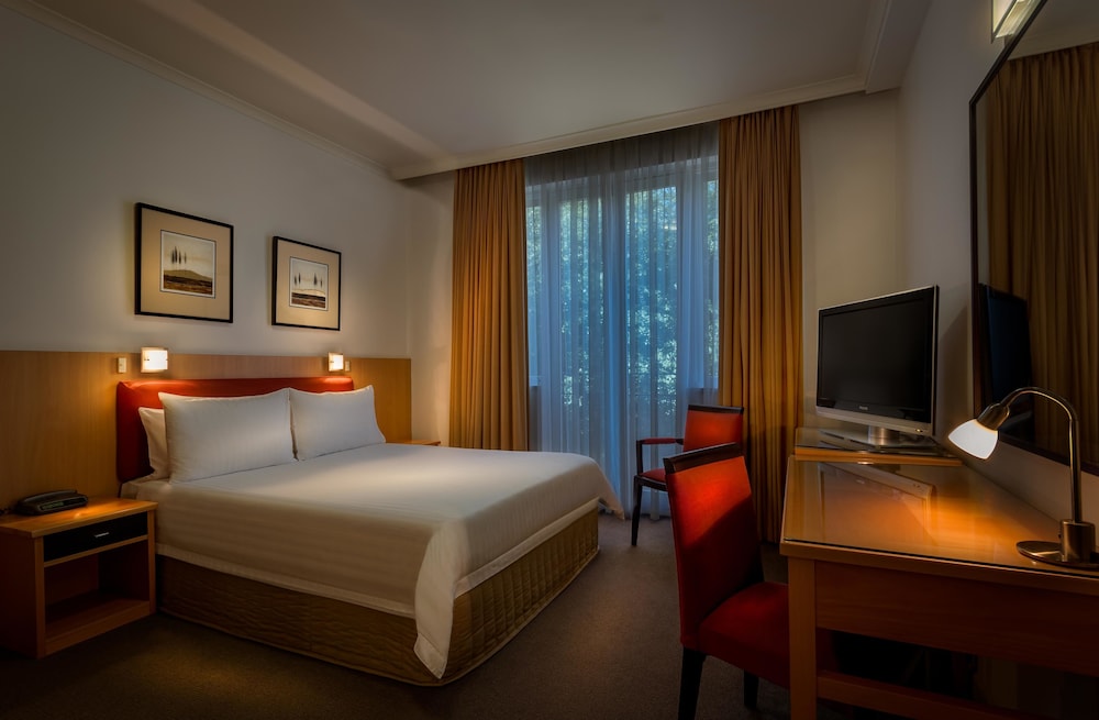 Best Western Plus Travel Inn Hotel