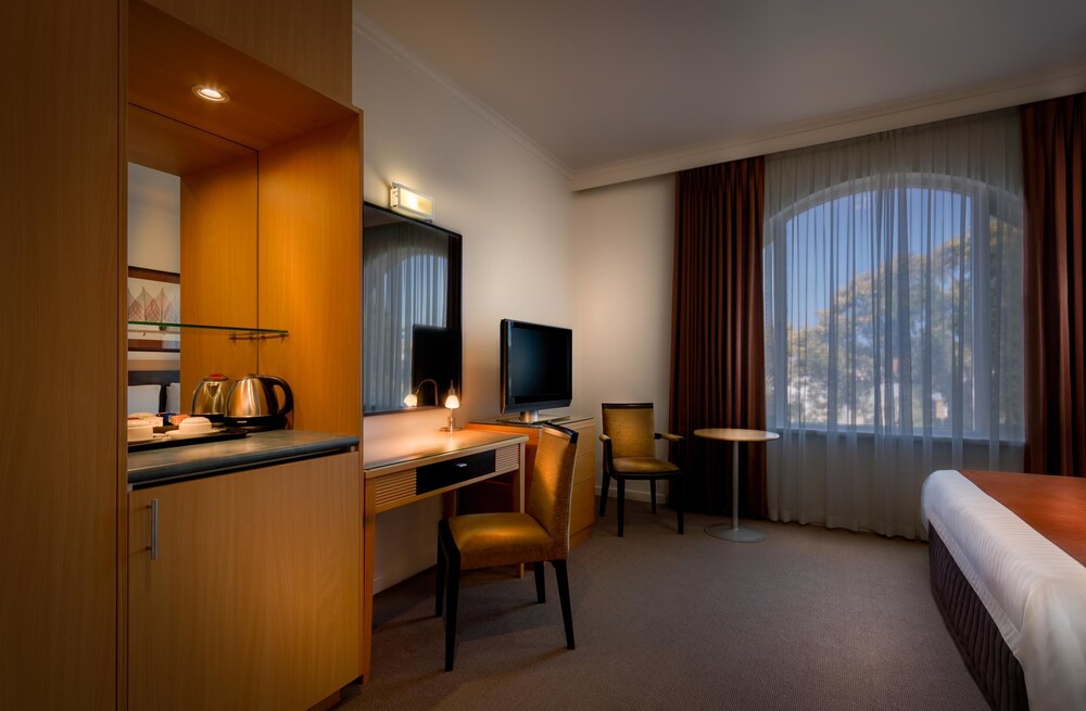 Best Western Plus Travel Inn Hotel