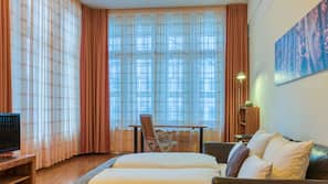 Allergikerbettwaren, Zimmersafe, Schreibtisch, Bügeleisen/Bügelbrett