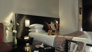 Minibar, coffre-forts dans les chambres, bureau, rideaux occultants
