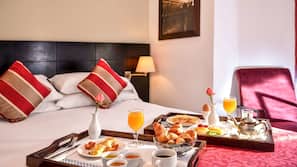Minibar, coffre-forts dans les chambres, bureau, rideaux occultants