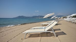 Playa privada cerca, tumbonas, sombrillas y toallas de playa