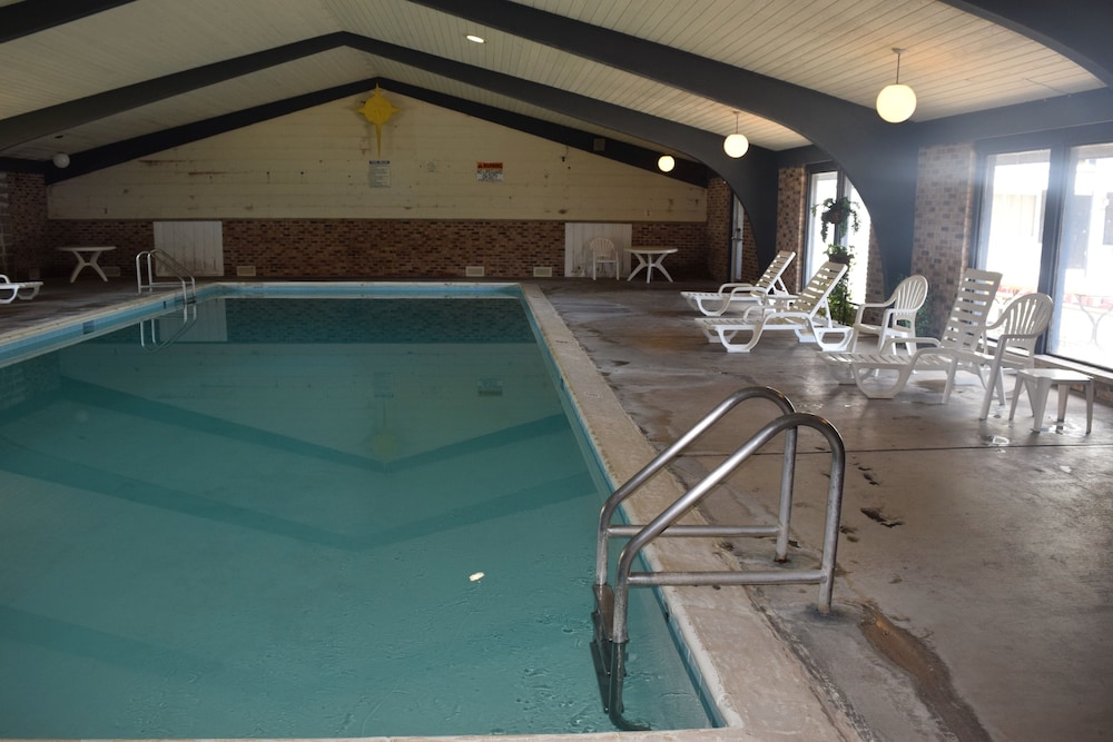 Pool, AmeriVu Inn and Suites - St. Croix Falls