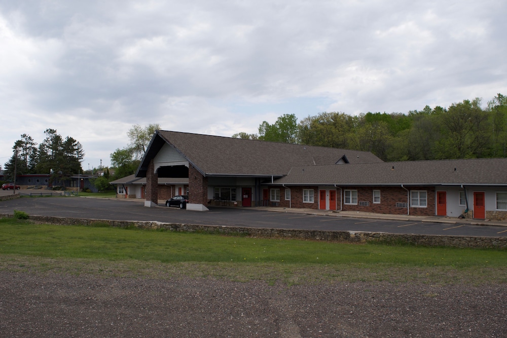 AmeriVu Inn and Suites St. Croix Falls in St Croix Falls Best Rates