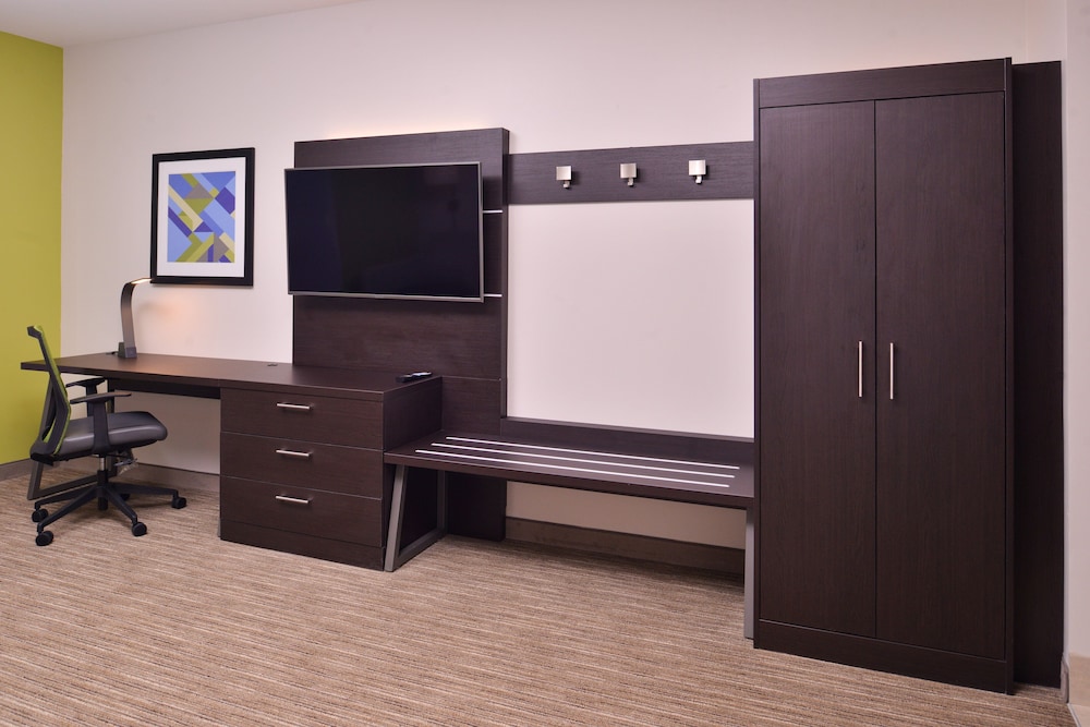 Holiday Inn Express & Suites Mall of America - MSP Airport, an IHG Hotel