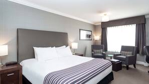 Desk, laptop workspace, iron/ironing board, free WiFi