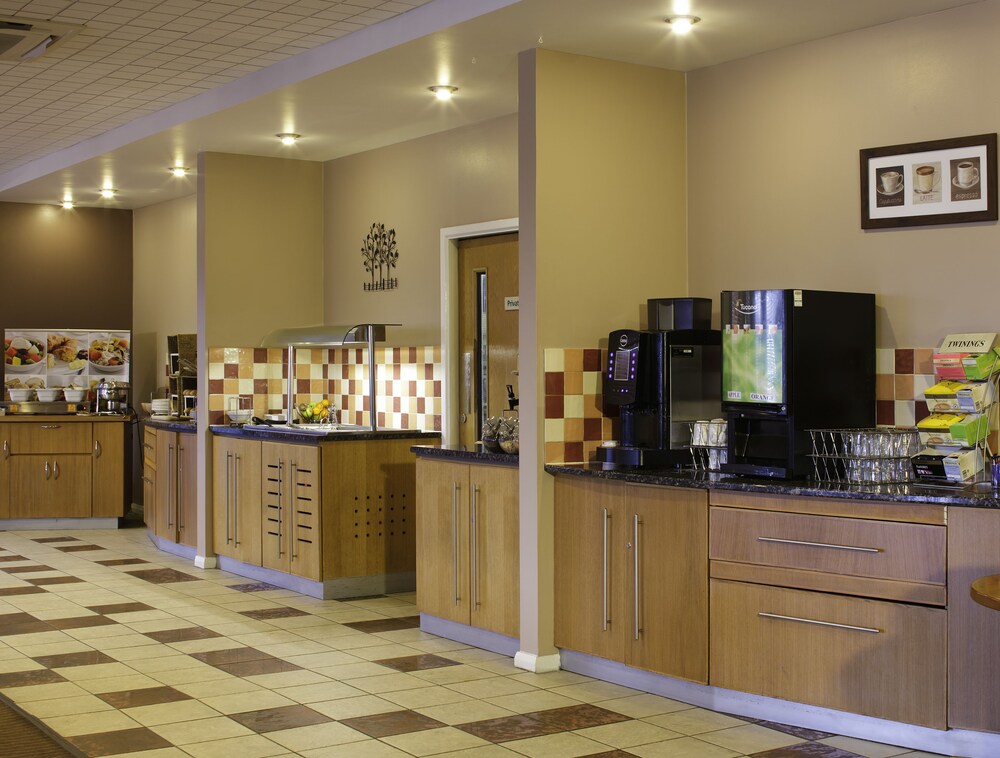 Breakfast area, ibis Chesterfield Centre – Market Town