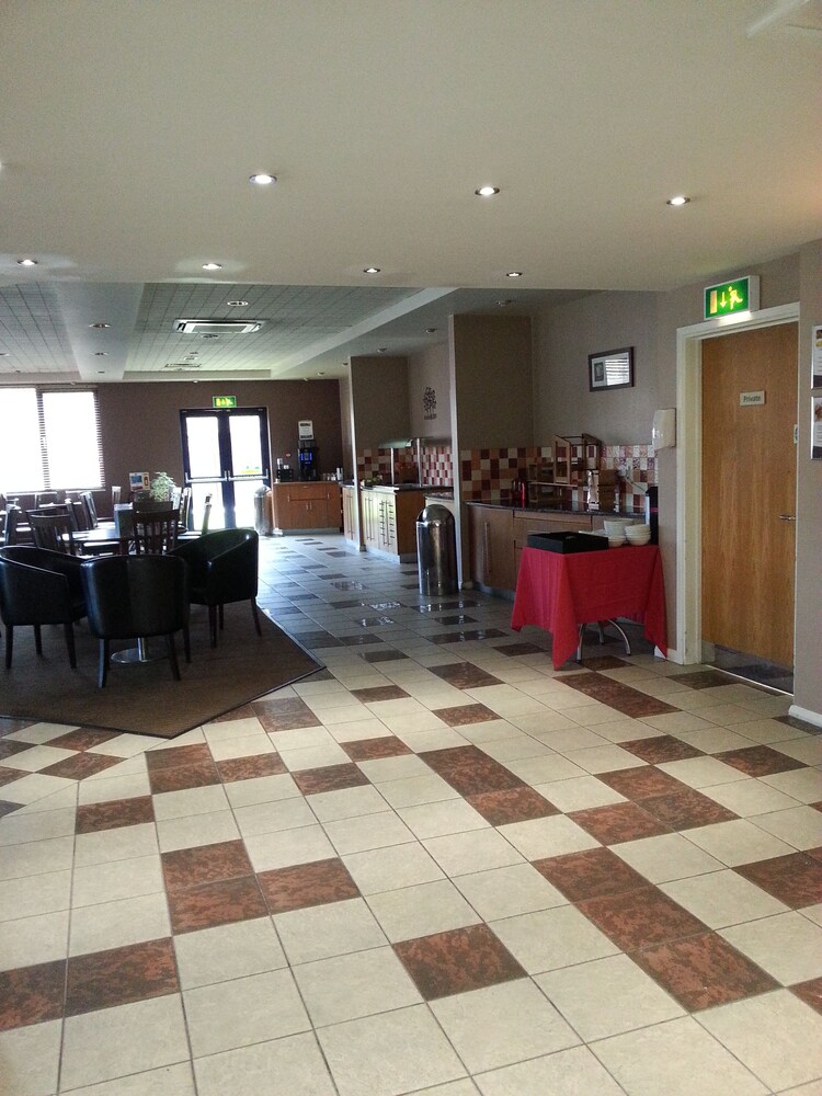 Lobby, ibis Chesterfield Centre – Market Town