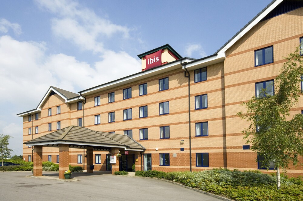 Front of property, ibis Chesterfield Centre – Market Town