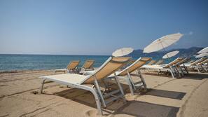 Plage privée à proximité, chaises longues, parasols, serviettes de plage