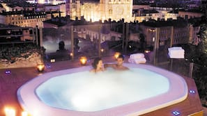 Outdoor spa bath