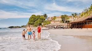 Playa privada, tumbonas, sombrillas y toallas de playa