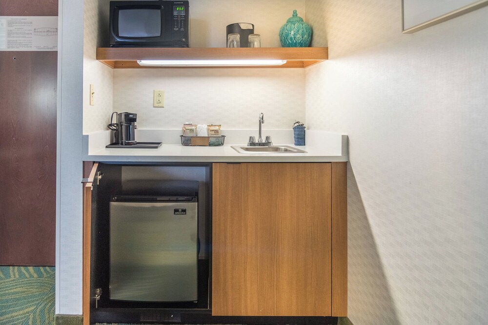 Private kitchen, Springhill Suites Chicago Southwest at Burr Ridge/Hinsdale