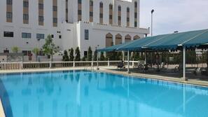 Piscine extérieure, parasols de plage, chaises longues