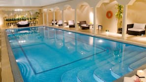 Una piscina cubierta