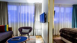 En 50-tommers flatskjerm-TV med digitale kanaler samt TV