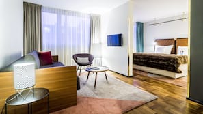 En 50-tommers flatskjerm-TV med digitale kanaler samt TV