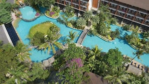3 piscines extérieures, parasols de plage, chaises longues