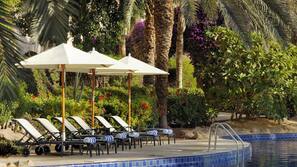4 piscines extérieures, parasols de plage, chaises longues