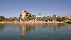 Plage privée, chaises longues, parasols, serviettes de plage