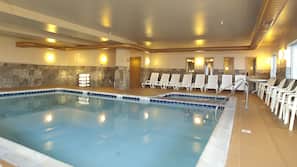 Una piscina cubierta