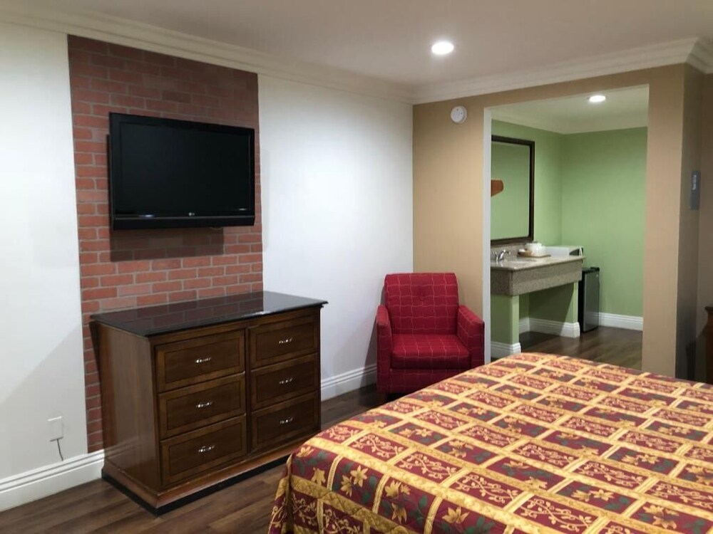 American Inn & Suites LAX